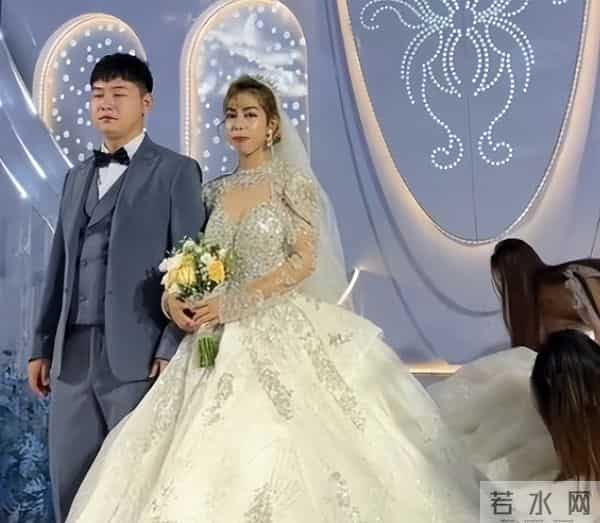 东北外卖小哥恋上印尼美女,认识20天就奔现,见面一个月就闪婚!