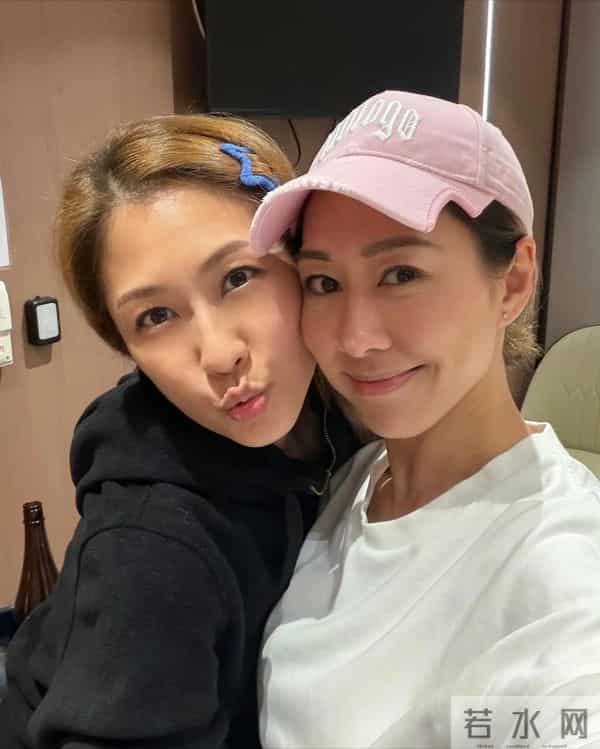 胡定欣携老公与黄日华陈敏之伍咏薇聚会大合影曝光：重温港剧经典