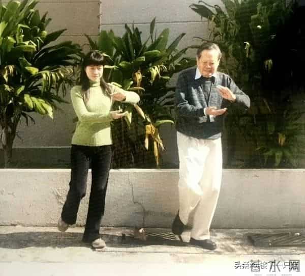 杨振宁去世46天后 翁帆首次公开露面 素颜穿黑衣面带笑容 陪妈妈看展