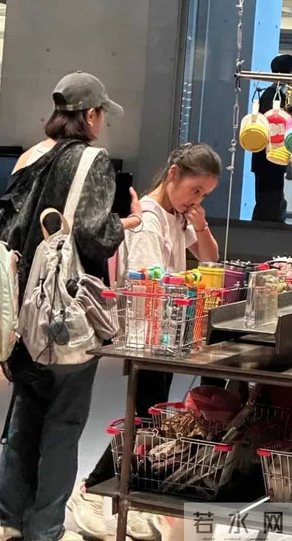 贾静雯一家成都逛街，50岁像30岁，咘咘天生高颅顶，但没波妞可爱