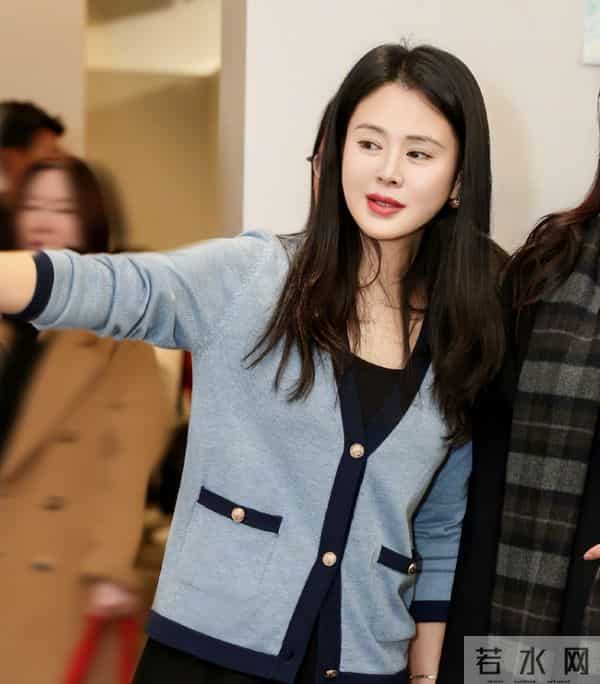 董璇带娃现身艺术展，关悦女强人打扮脸肿嘴歪，佟大为靠边站油腻