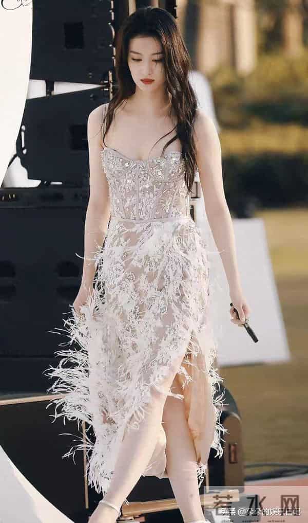 谁看了不心动?王楚然这身“行走的光”,美到挪不开眼!