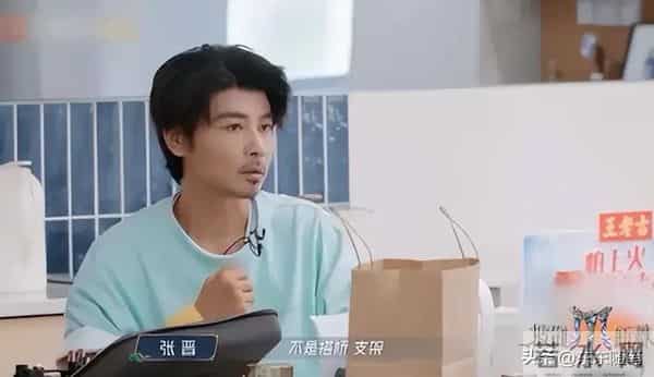 52岁蔡少芬香港逛街，下巴后缩明显，张晋大病痊愈，不能剧烈运动