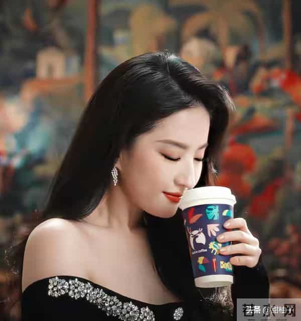 刘亦菲代言瑞幸超灵动，俏皮模样直戳粉丝心巴！
