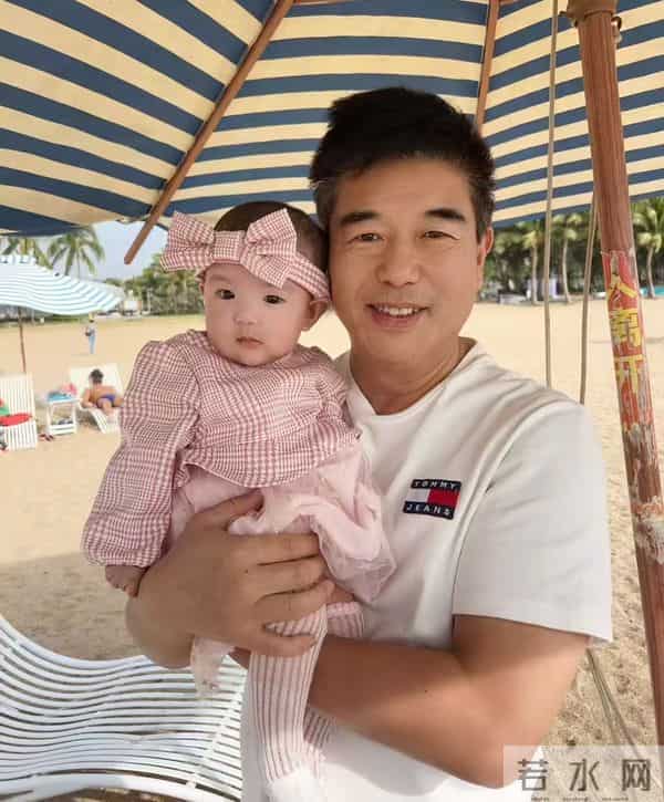恭喜！周惠林娶31岁央视主持人，58岁升级当爸，亲自带娃成女儿奴