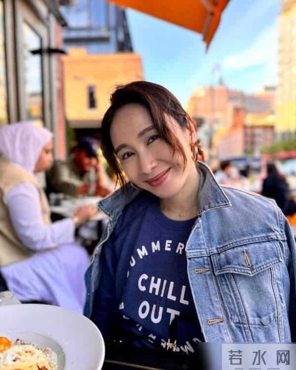 黎姿在国外度假带火了秋冬新穿搭:短款羽绒服+皮裤,时髦又减龄