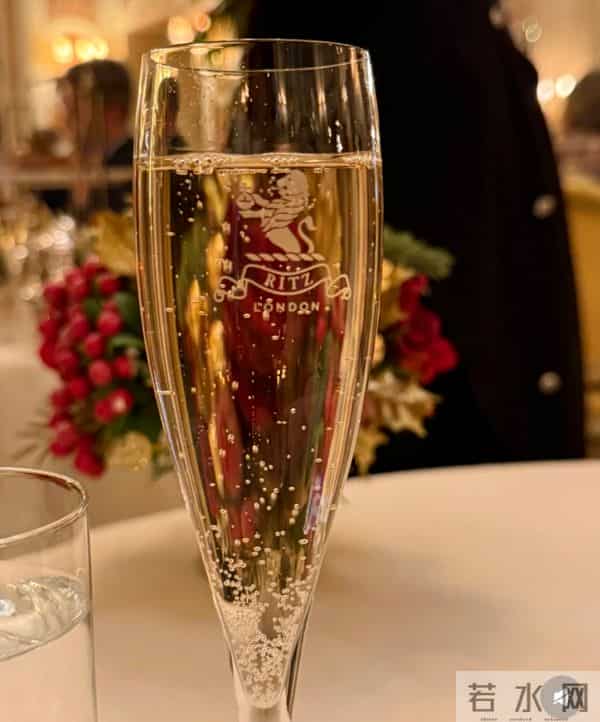 黄轩女友秀恩爱，在一起5年仍很甜，网友：这才是我们想要的嫂子