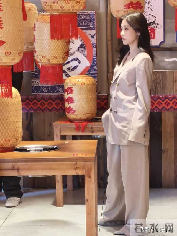 张碧晨在昆明吃火锅被偶遇，美得不可方物，嘟嘴的模样又萌又可爱