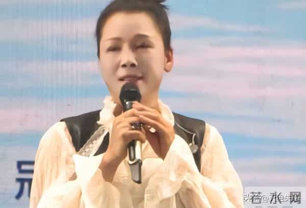 国内挣钱国外花！59岁定居澳洲的田震回国内开演唱会，遭网友群嘲