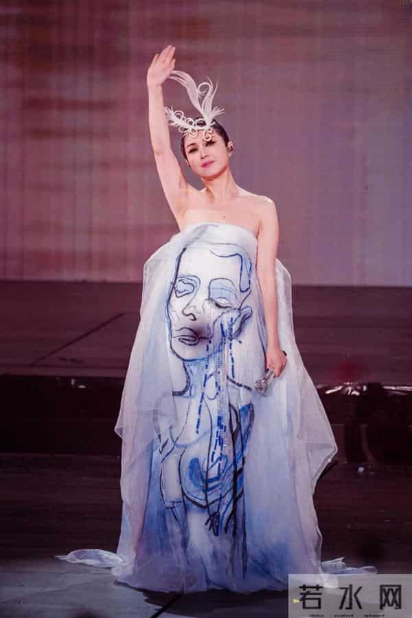 杨千嬅红馆演唱会设备故障，特技员被困半空，天后临危稳场全纪录