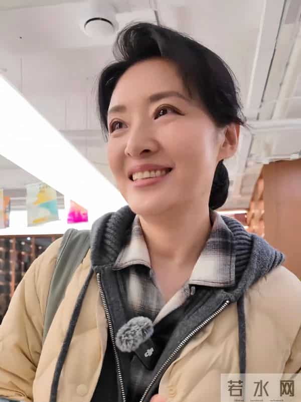 周涛书店打卡,浅米色棉服配低马尾,知性温婉尽显优雅气质