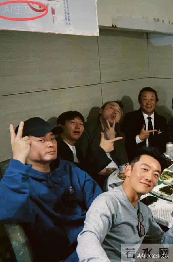 郑恺晒与陈赫等10人合影,被扒P掉7处烟盒打火机,遭吐槽一群老登