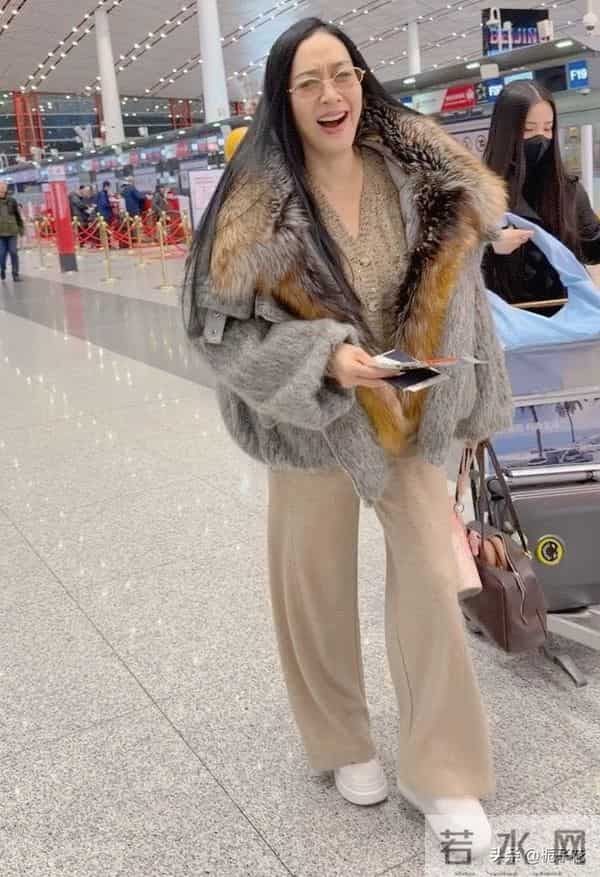 钟丽缇在机场被偶遇，她穿着貂绒大衣，这打扮不是谁都能驾驭的哈