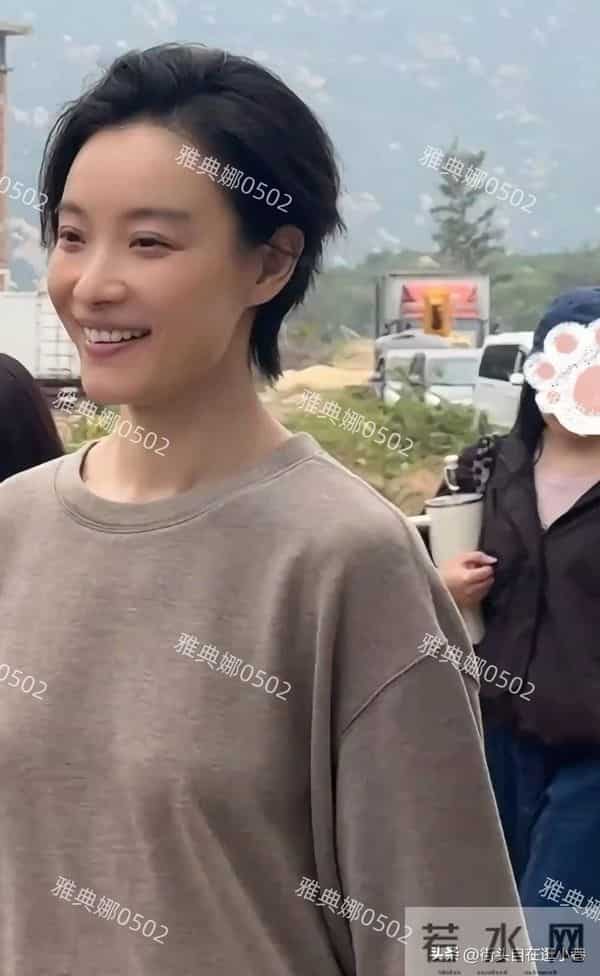 江门偶遇倪妮拍戏，新造型突破真大，短发村妇差点认不出