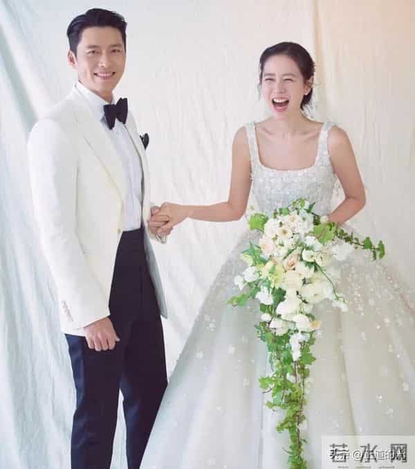 43岁孙艺珍晒撸铁照 腰臀比0.5 狂练背 爱穿露背礼服 身材好但脸很垮