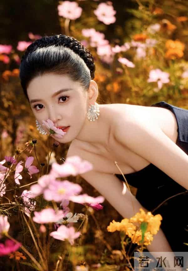 章若楠一字肩裙装美翻天，白皙肌肤晶莹剔透，摄影师捕捉童话瞬间