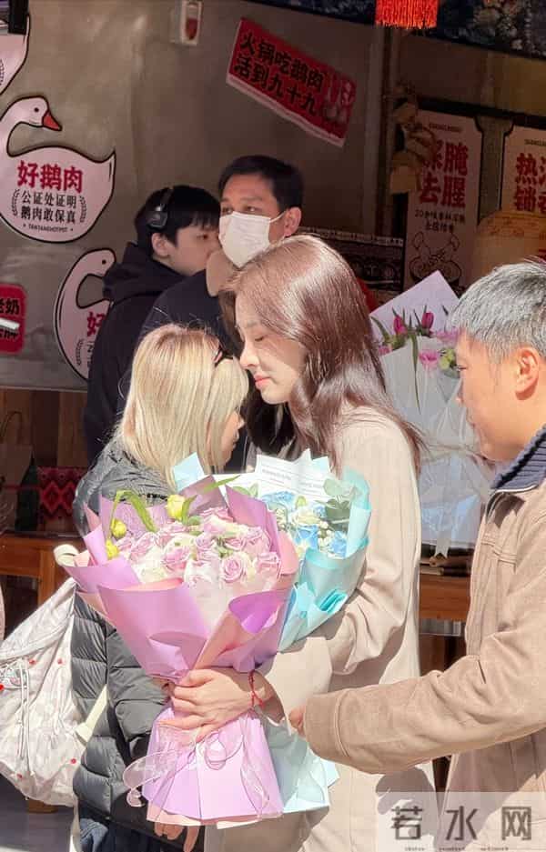 张碧晨昆明小饭馆吃饭，手捧鲜花，真人巨美！