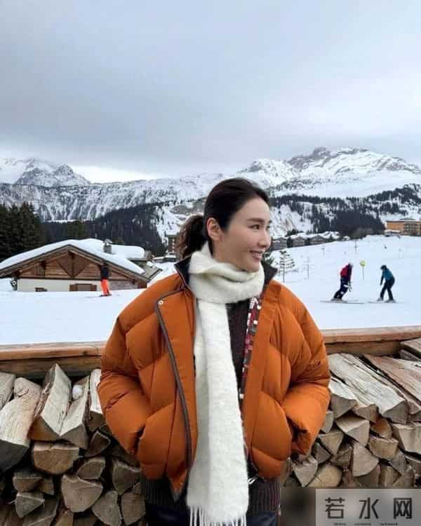 黎姿在国外度假带火了秋冬新穿搭:短款羽绒服+皮裤,时髦又减龄