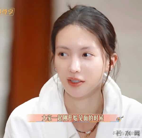 王思聪消费降级 吃老破小路边摊 看演唱会挡路人镜头 懒懒素颜像金晨