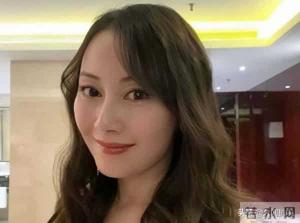 香港知名女星否认隆胸,身材打小就丰满,曝有多位富豪开价抢包养
