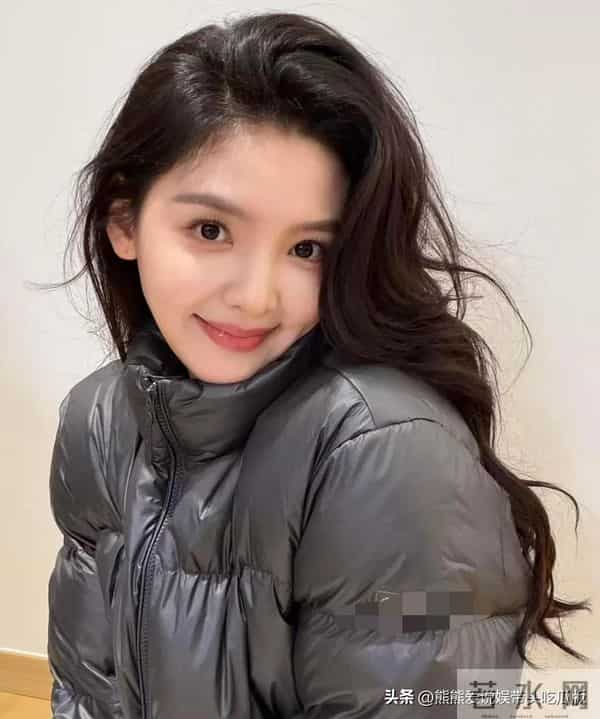 章若楠私服造型真随性!穿灰色短款羽绒服+白色阔腿裤 简约又时髦