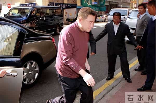 比李嘉诚还狠？香港富豪套现500亿离场，抛弃发妻，结局令人唏嘘