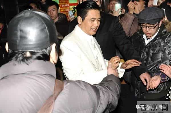 一场颁奖典礼，人情冷暖、江湖地位，在周润发身上体现得淋漓尽致