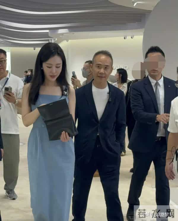 74岁王石断崖式衰老,44岁田朴珺登千米雪山,30岁年龄差藏不住了