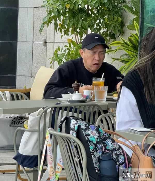 张家辉61岁生日和女性朋友吃饭 皮肤松垮老人味 竟只比郭富城大一岁