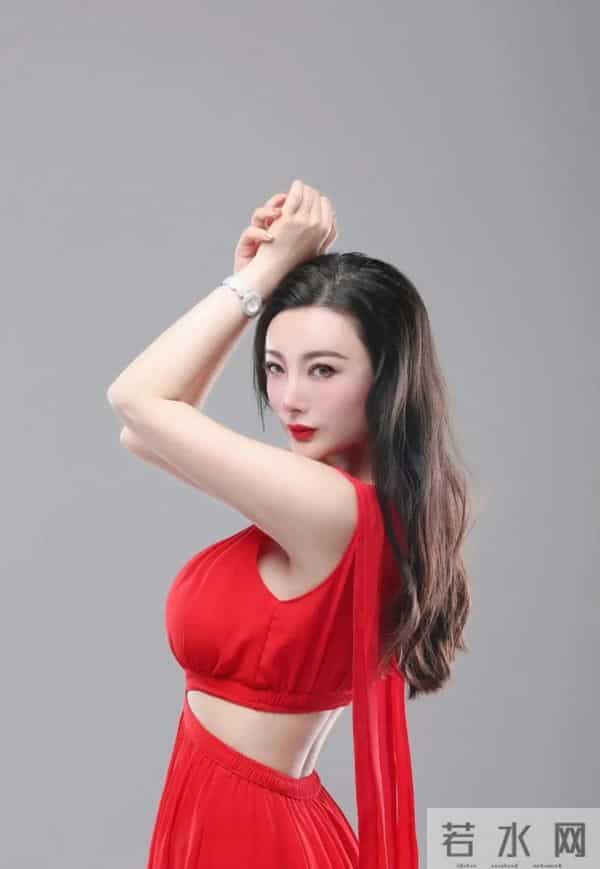 王李丹妮-身材丰腴，一袭红裙韵味十足，不愧被称为“山中女神”