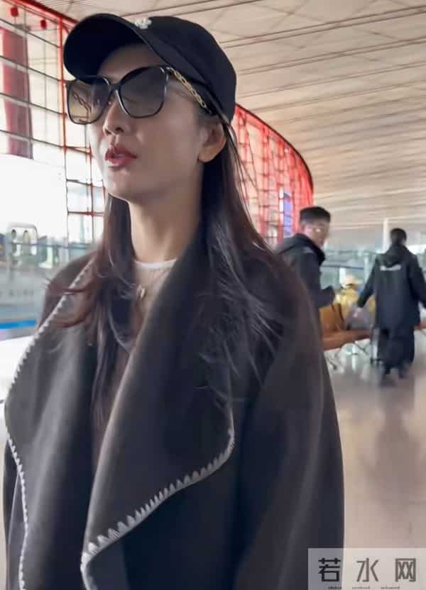 王鸥北京机场出发,穿搭颜值在线,提醒粉丝注意保暖,人美心善!