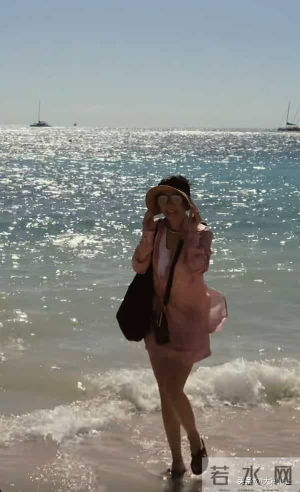 48岁苗圃晒沙滩照，纤腿瘦腰好惊艳，嫁大21岁富豪子女双全很幸福