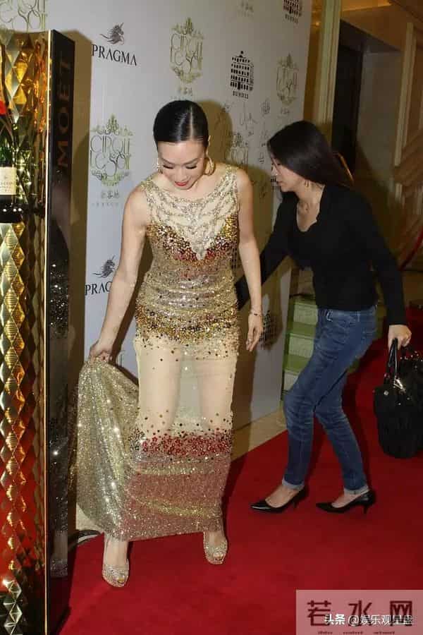 钟丽缇穿透视裙上热搜,54岁还这么敢穿,到底谁尴尬