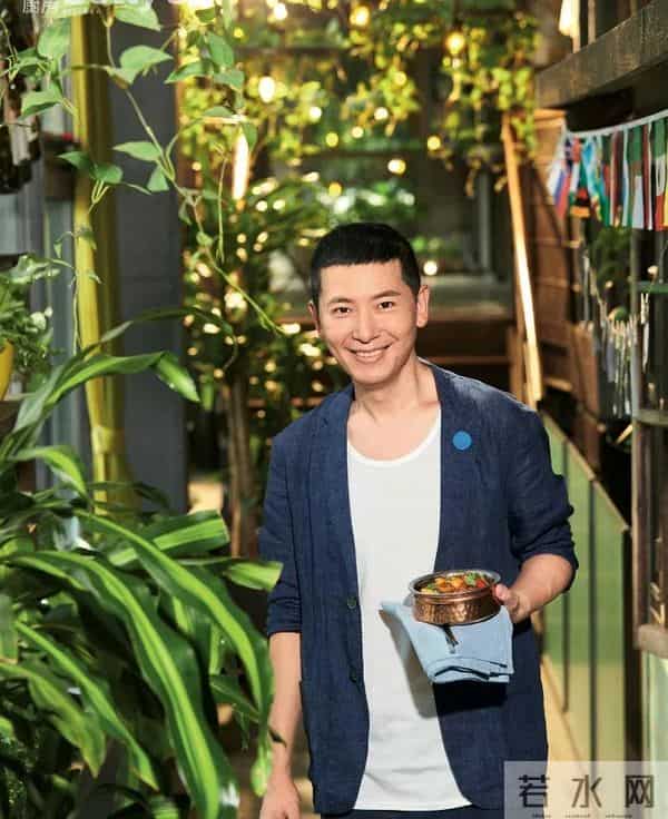 55岁戴军现身上海买手机，定居泰国享受悠闲人生，和她成了新邻居