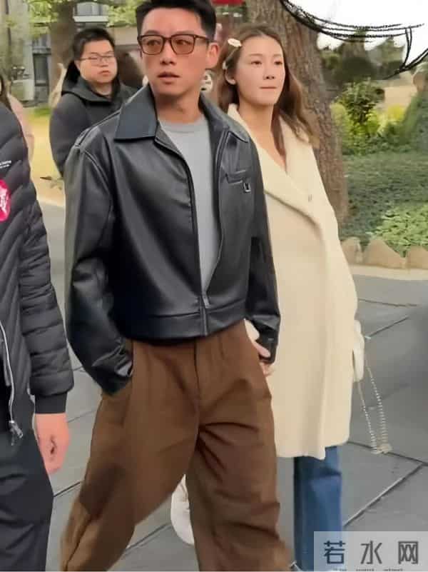 上戏80周年大合影，金世佳有少年感，陈赫靠边坐，王传君稳居C位