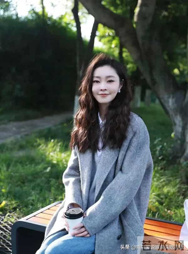 宋轶烫了羊毛卷美得像换了个人！穿灰色大衣+牛仔裤，时髦又高级