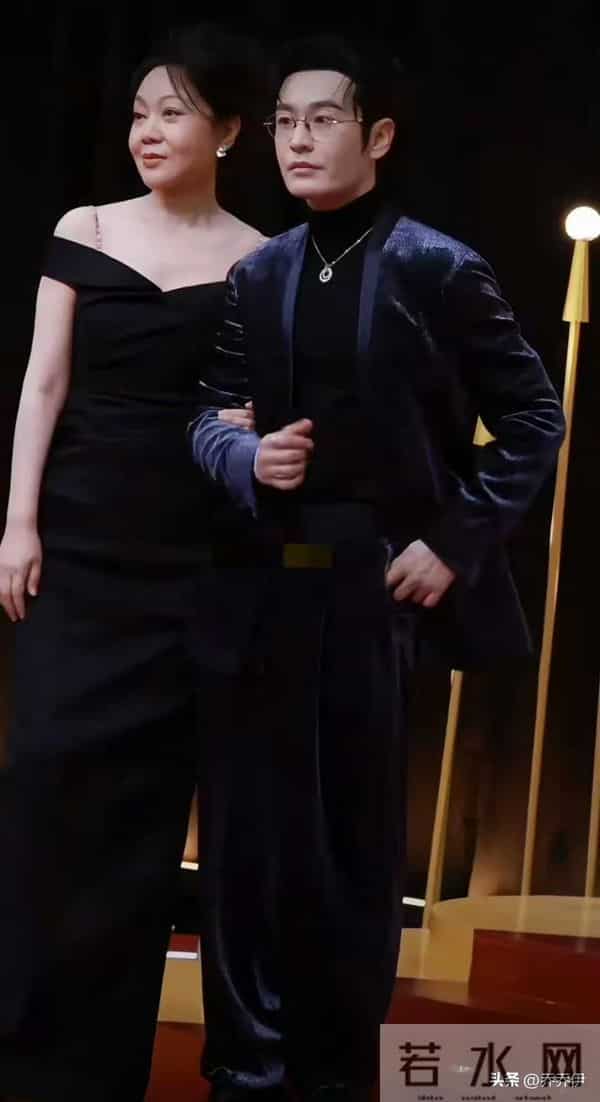 陈梦和黄晓明参加同场晚会 穿着比表哥更像霸总 礼服才1700元太节俭