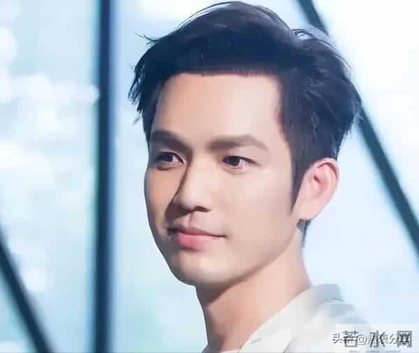 收手吧钟汉良!眼窝塌陷,脸部肿胀,疲态尽显,别再尬演精英男