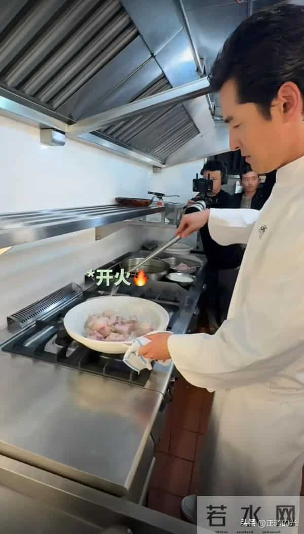 胡歌自爆女儿很馋 爱吃蛋糕 做沪版巨型红烧肉 精通厨艺 老婆太有口福