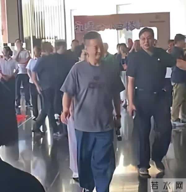 阎维文妻子近照曝光,抗癌35年萎缩驼背,夫妻仅差一岁却像两代人