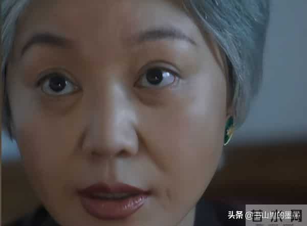 54岁闫妮变样：脸油腻嘴歪斜，身材发福像大妈，一代女神认不出了