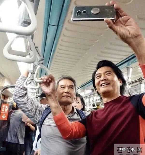 两副面孔？未见捐款却登台捞金，这次周润发被扒了老底，真相大白