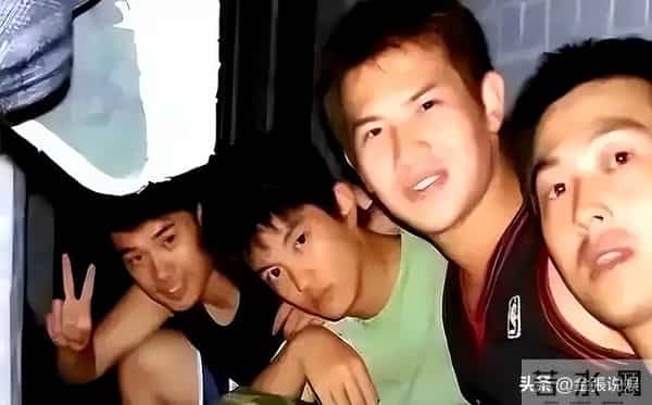 郑恺晒与陈赫等10人合影,被扒P掉7处烟盒打火机,遭吐槽一群老登