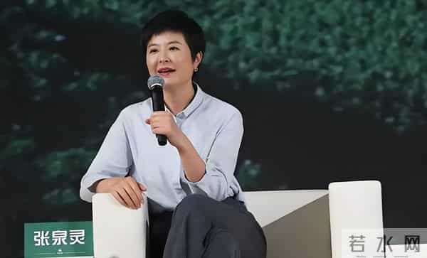 她曾是央视一枝花，低调嫁大18岁李铁为妻，如今52岁已满头白发