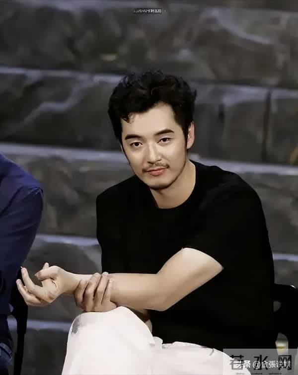 郑恺晒与陈赫等10人合影,被扒P掉7处烟盒打火机,遭吐槽一群老登