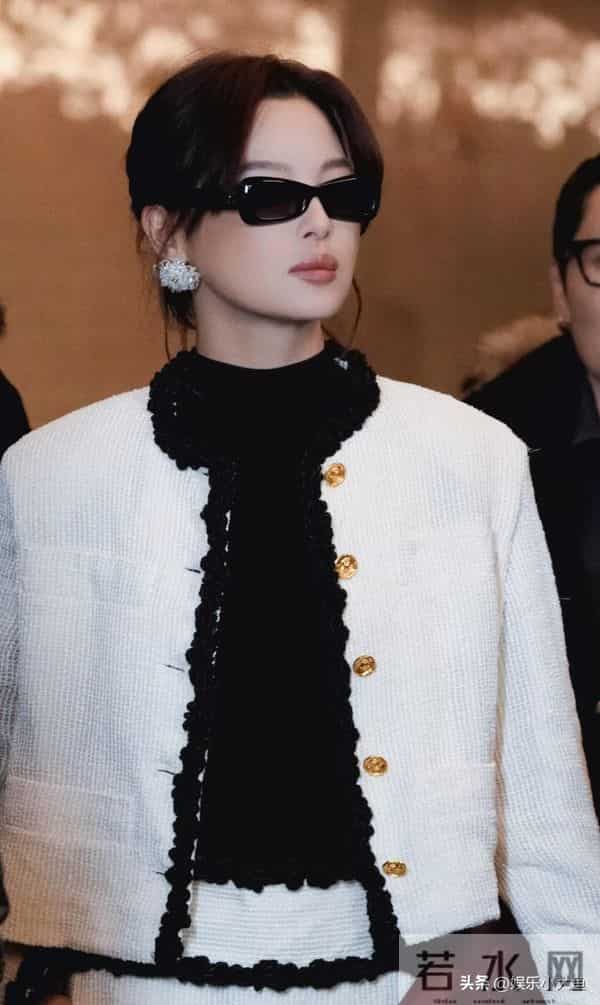 辛芷蕾今日纽约看秀，身穿CHANEl2026春夏系列，美的如此赏心悦目