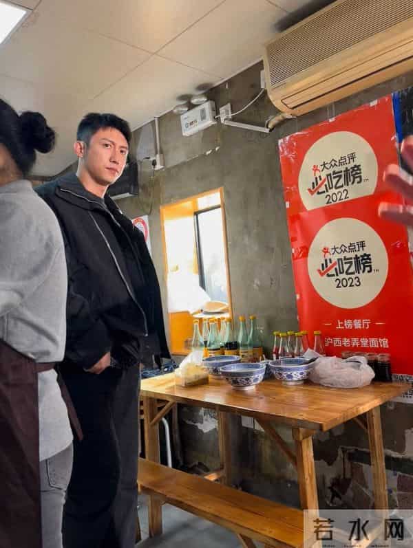 黄景瑜广西被偶遇,开京A牌照30万豪车,全程手挡太阳防止晒脸