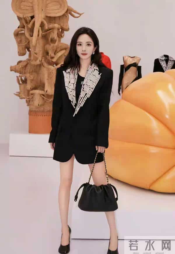 杨幂上海罗意威美爆了！黑丝装配短裤，生图腿长直逼2米。