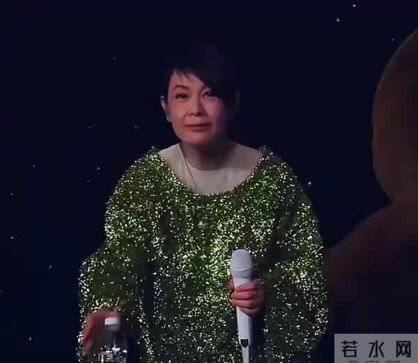 56岁刘若英变样：高龄生子断崖式衰老，脸干瘪像老太太，状态堪忧