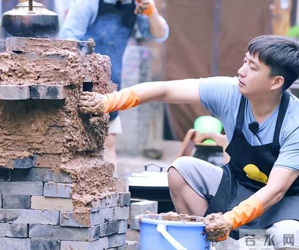 黄磊挥泪告别《向往的生活》，何炅陪伴在侧，张艺兴四人鞠躬致敬